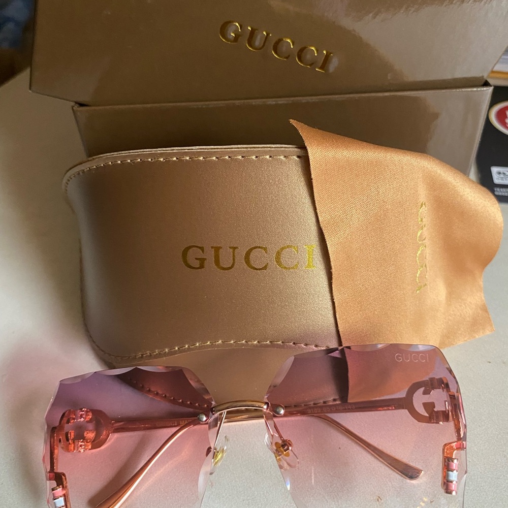 Gucci OVERSIZED Pink Sunglasses! COMES WITH EVERYTHING! BOX & CASE!